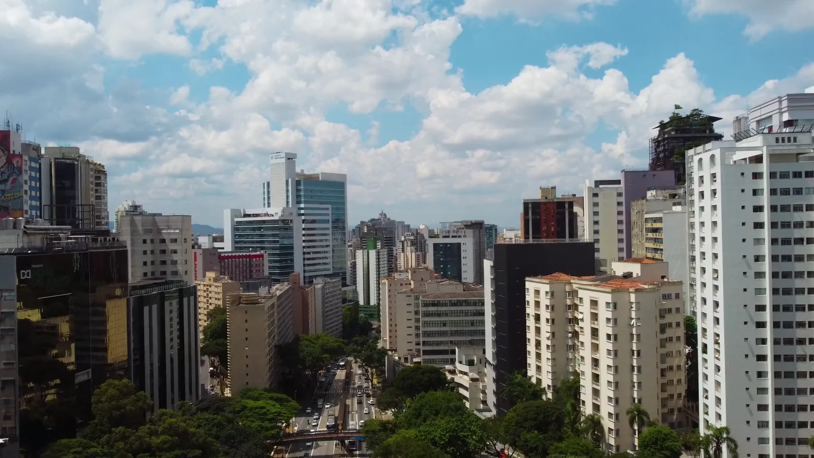 Edifícios e avenidas de São Paulo vistos do alto